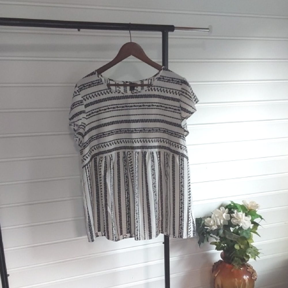 Black and White Striped Women's Top By EMERY ROSE size 3XL